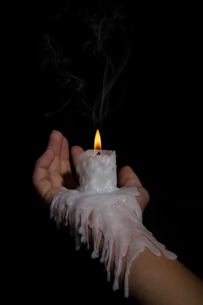 Mano abierta sosteniendo la vela palo con cera que fluye por el brazo —  Fotos de Stock