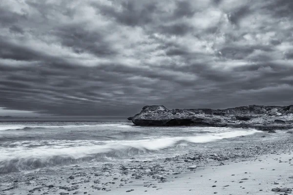 Paisagem em preto e branco de rochas oceânicas e nuvens artísticas con — Fotografia de Stock