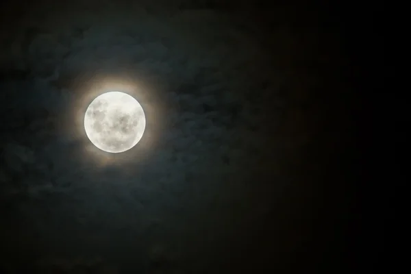 Furcht einflößender Mond in dunkler und bewölkter Nacht mit Heiligenschein — Stockfoto