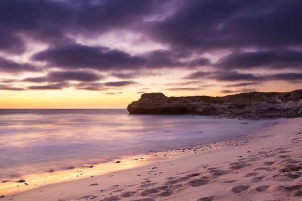 Am frühen Morgen Landschaft des Ozeans über felsige Küste und glühende su — Stockfoto