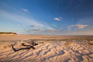 Şanlı kumul boş gelgit lagün üzerinden uzaktan