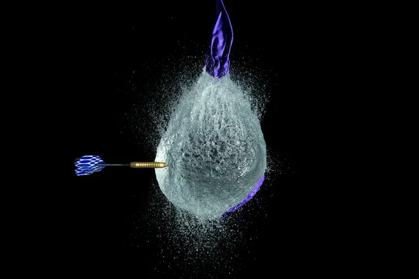 Balão cheio de água é estourado com dardo para fazer uma bagunça — Fotografia de Stock