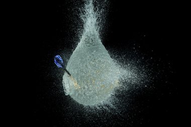 Su dolu balon ortalığı okla attı