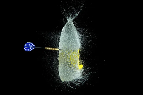 Ballon rempli d'eau est soufflé avec fléchettes pour faire un gâchis — Photo