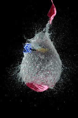Su dolu balon ortalığı okla attı