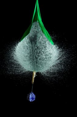 Su dolu balon ortalığı okla attı