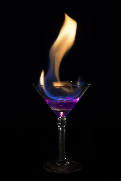 Martini glass with purple drink is on fire and very hot — Stock Photo, Image