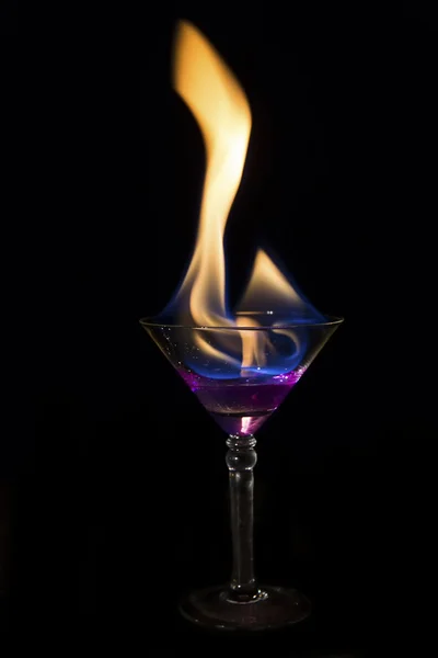 Martini glass with purple drink is on fire and very hot — Stock Photo, Image