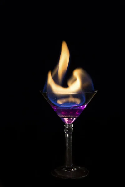 Martini glass with purple drink is on fire and very hot — Stock Photo, Image