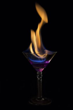 Martini cam mor içkiyle yanıyor ve çok sıcak olduğunu