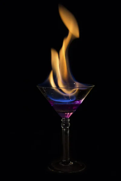 Copa Martini con bebida púrpura está en llamas y muy caliente — Foto de Stock