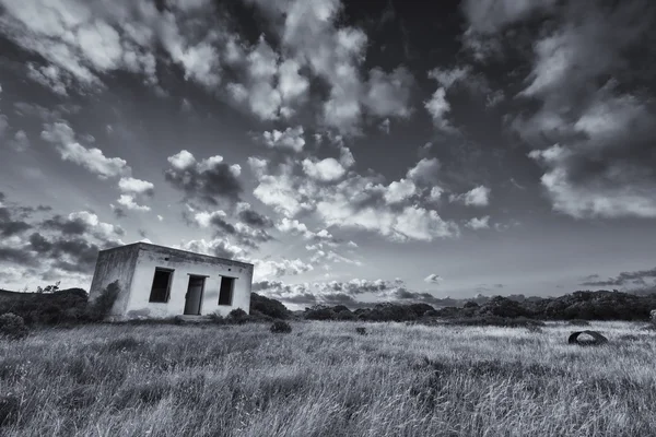 Antigua pequeña casa desierta en el campo con nube puesta del sol paisaje ar —  Fotos de Stock