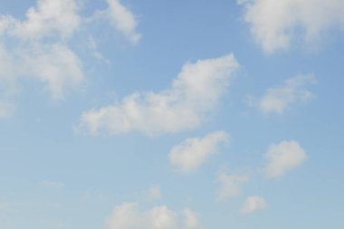 mavi gökyüzü beyaz bulutlar arkaplan