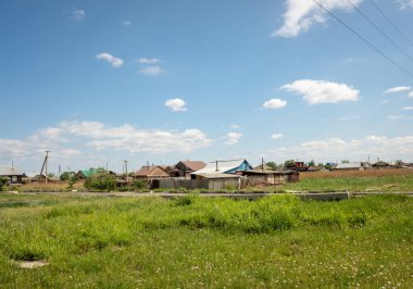 Manzara, yeşil çimen, mavi gökyüzü uzakta, köy.