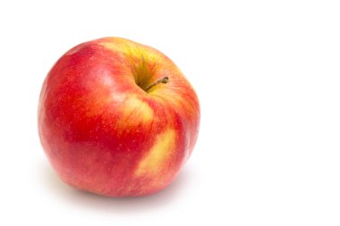 Beyaz arka planda olgun kırmızı-sarı elma.