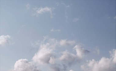 Cumulonimbus bulutları mavi gökyüzüne karşı. Gökyüzünde beyaz bulutlar.