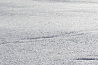 Karda ayak izleri, beyaz bir arka planda..