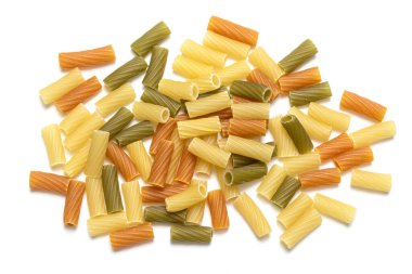 Beyaz arkaplanda çok renkli makarna.