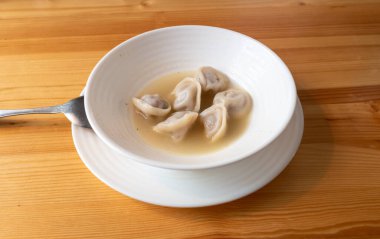 Tahta bir masada, tabakta hamur köftesi.