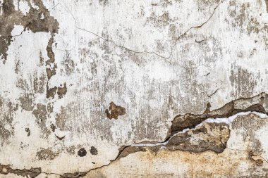 Boyanmış duvar dokusu. Stucco beyaz duvar arkaplanı veya dokusu. Duvarın bir kısmı çizik ve çatlaklarla dolu. Beyaz, dağınık duvar kaplaması. Aşırı geniş gri grunge.