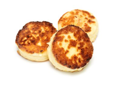 Beyaz tabakta kızartılmış süzme peynir..