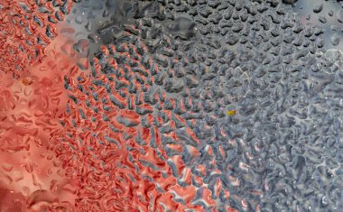 Bardağa su damlaları, bokeh suyu, renkli camlar..