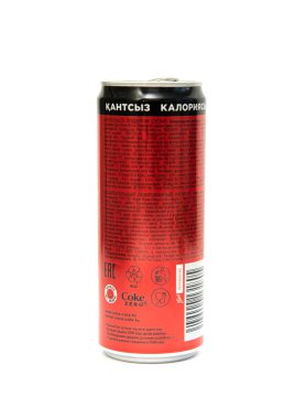 Petropavlovsk, Kazakistan - 27 Şubat 2021: Beyaz arka planda kırmızı bir teneke kutuda şekersiz Coca Cola.