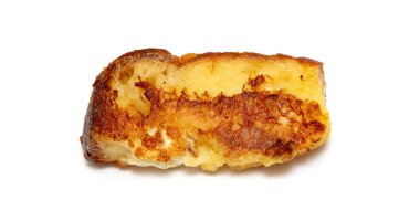 Ekmeğe batırılmış yumurta, kızarmış beyaz tabakta.