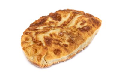 Beyaz tabakta kızarmış turta..