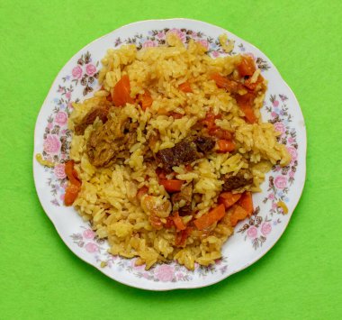 Tabakta pilav, pirinç eti, havuç, yiyecek..