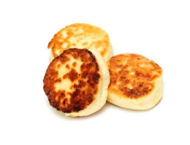 Beyaz tabakta kızartılmış süzme peynir..