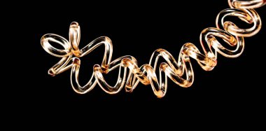 Siyah arkaplana kıvrılmış plastik tel..