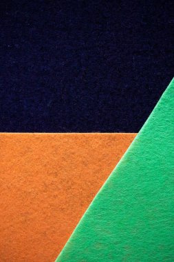 Arka planda, siyah yeşil turuncu.