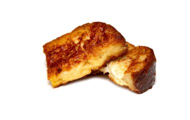 Ekmeğe batırılmış yumurta, kızarmış beyaz tabakta.