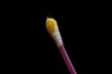 Kulak temizleyici pamuk tomurcukları, yakın plan, siyah arkaplanda..