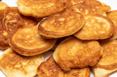 Tabakta kızarmış donut, yemek..