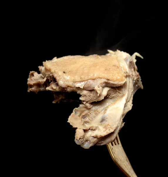 Pezzo Carne Pollo Cotta Una Forchetta Fumo Vapore Sfondo Nero — Foto Stock
