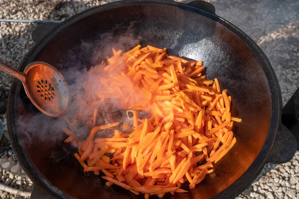 Fleisch Karotten Zwiebeln Reis Einem Großen Gusseisernen Kessel Braten Pilaf — Stockfoto
