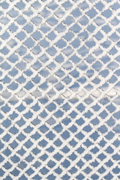 Mesh Metall Mesh Snön Vinter Bakgrund — Stockfoto