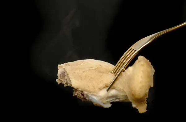 Morceau Viande Poulet Cuite Sur Une Fourchette Fumée Vapeur Fond — Photo