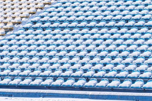 Stadionsitze Schnee Winter Schneebedeckte Bunte Sitze Stadion Winter Schneefall Behindert — Stockfoto