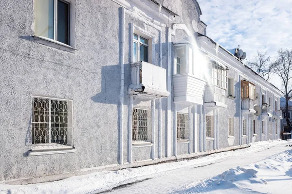 Altes Zweistöckiges Haus Einem Sonnigen Wintertag — Stockfoto