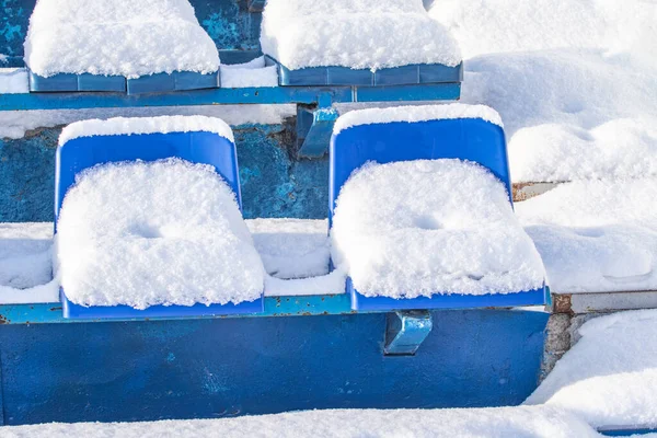 Stadion Ülések Hóban Télen Hóval Borított Többszínű Helyek Stadionban Télen — Stock Fotó