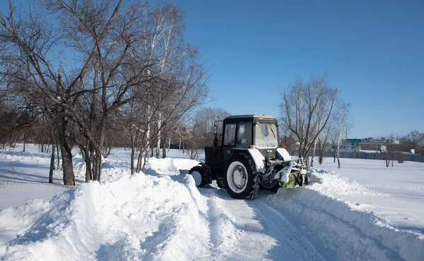 Tractor Limpia Nieve Parque Invierno — Foto de Stock