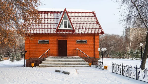 Casa Tijolo Vermelho Paisagem Inverno — Fotografia de Stock