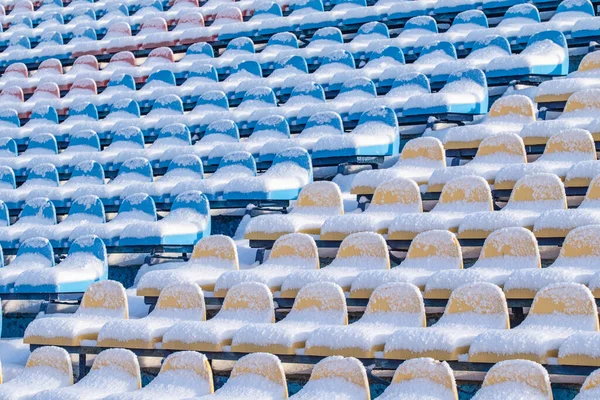 Stadionsitze Schnee Winter Schneebedeckte Bunte Sitze Stadion Winter Schneefall Behindert — Stockfoto