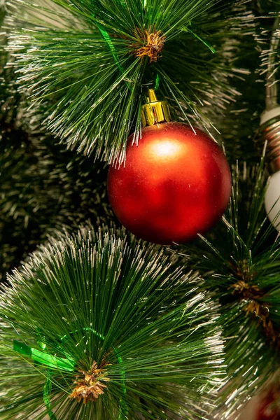 Runde Rote Weihnachtskugeln Weihnachtsbaum — Stockfoto