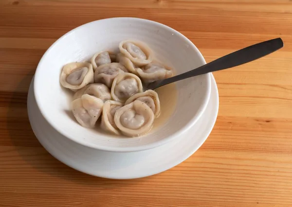 Bolinhos Massa Uma Chapa Uma Mesa Madeira — Fotografia de Stock