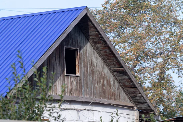 Крыша Дома Против Голубого Неба — стоковое фото