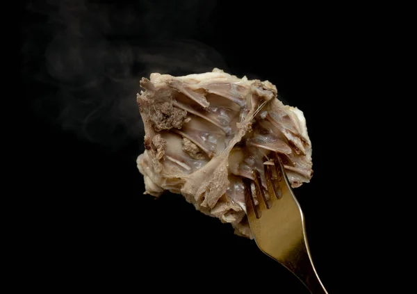 Pezzo Carne Pollo Cotta Una Forchetta Fumo Vapore Sfondo Nero — Foto Stock